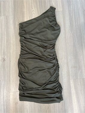 NWOT Pretty Garden One-Shoulder Ruched Dress